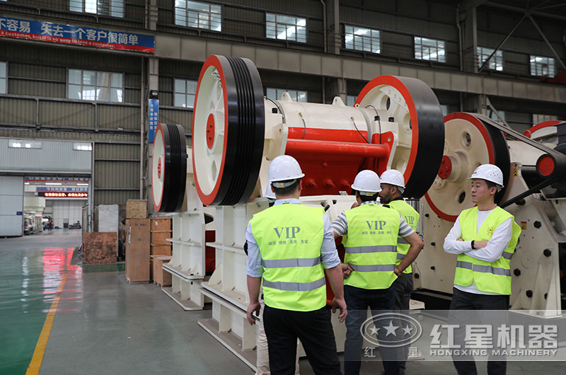 客戶來(lái)廠考察57破碎機(jī) 客戶來(lái)廠考察57破碎機(jī)