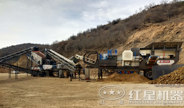 時(shí)產(chǎn)200噸移動破碎設(shè)備生產(chǎn)現(xiàn)場，運(yùn)行平穩(wěn)，不間斷作業(yè)