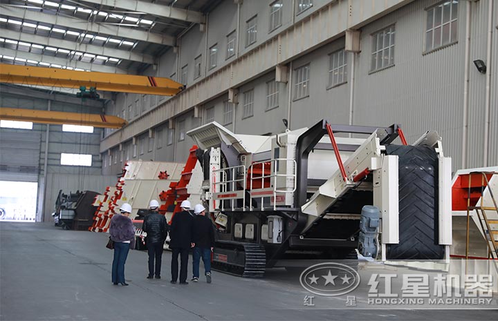 用戶來廠考察，親眼了解移動式制砂機(jī)詳情